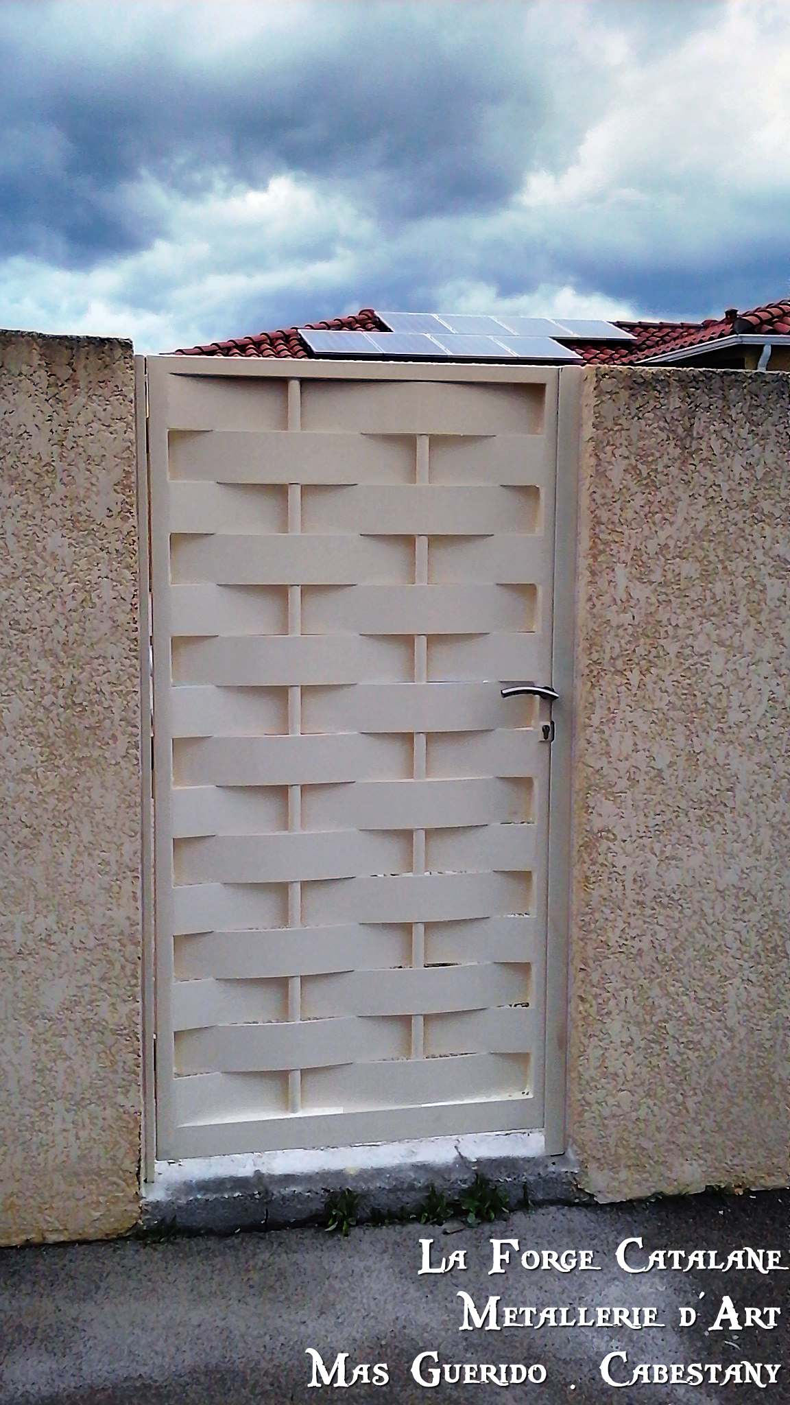 Portillon vannerie avec tubes intercalaires thermolaquage blanc forge catalane.jpg